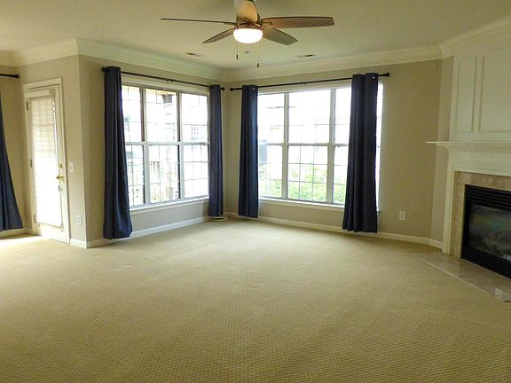 2nd image of 4104 Oxford Ln APT 302