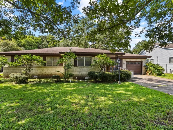 5111 32nd St, Groves, TX 77619