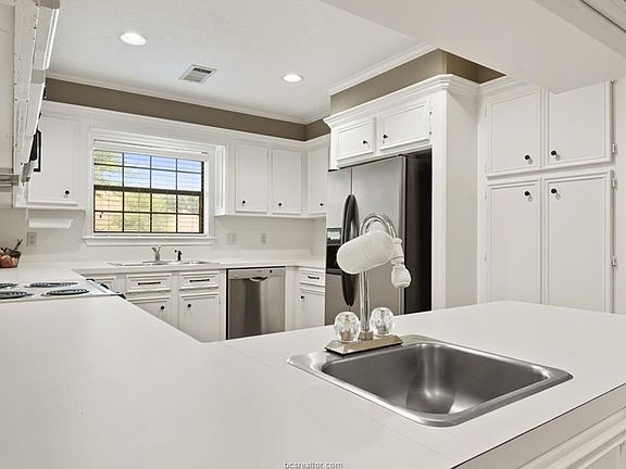 3rd image of 1008 Oakhaven Cir