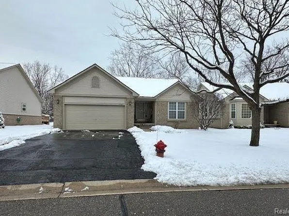 5269 Simpson Lake Rd #1, West Bloomfield, MI 48323