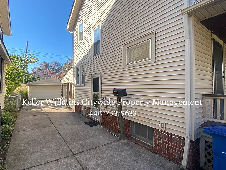2182 Carabel Ave — Photo 2