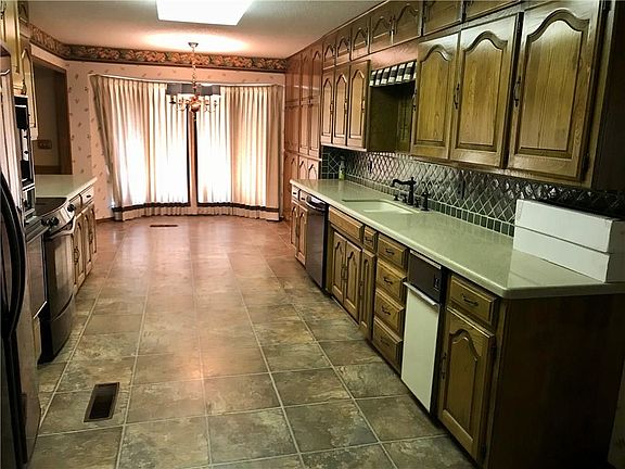 5th image of 913 N Peace Ave