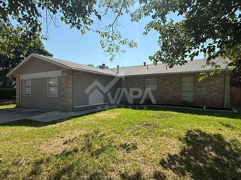 1074 Honeytree St — Photo 2