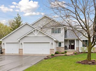 1163 Ridge Bluff Ct, Chaska, MN 55318