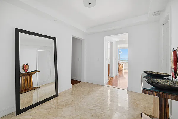 Entry / hallway, photo 1