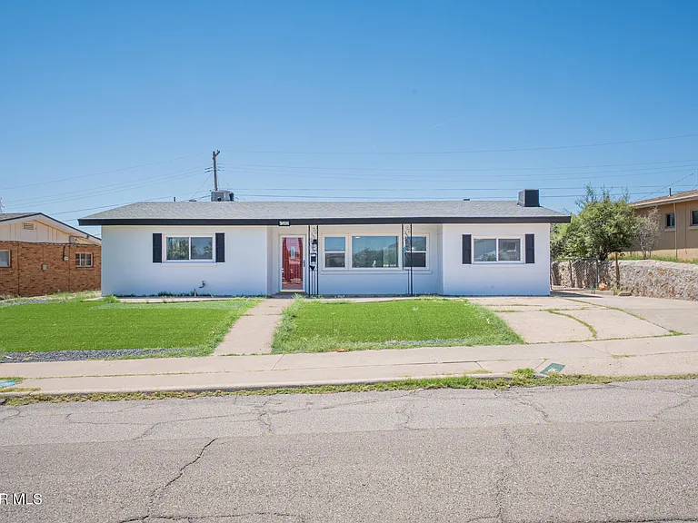 204 Balboa Rd — Photo 2