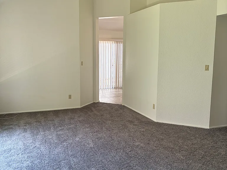 1425 N San Joaquin Dr — Photo 6