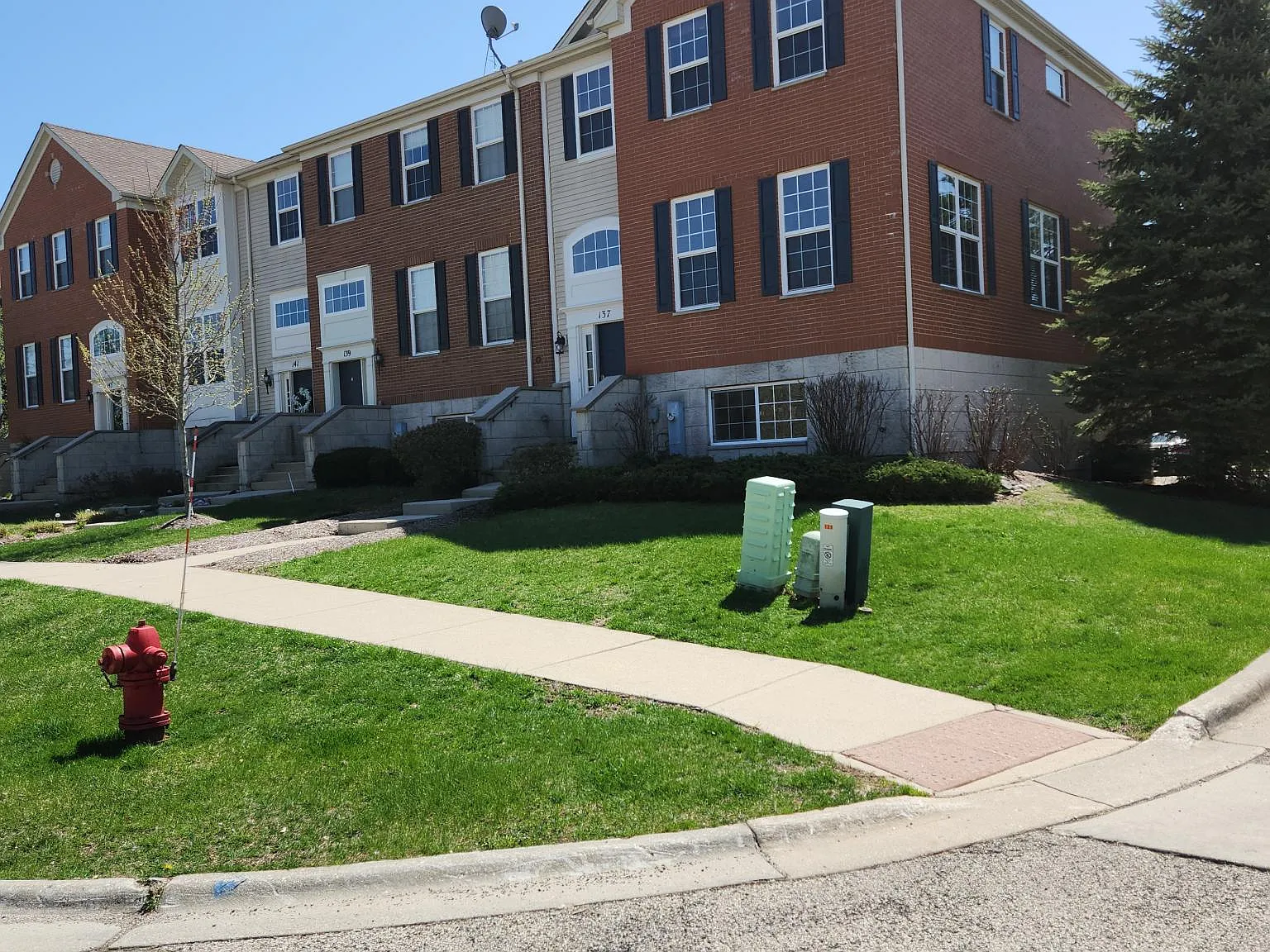 3 bed, 2.5 bath, 2352 sqft, $2,750 — Photo 2