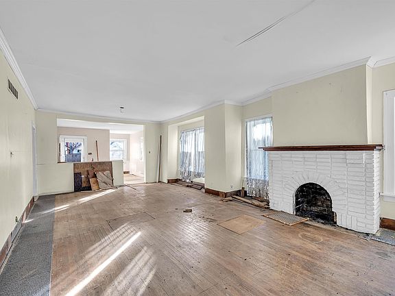 3rd image of 852 N Woodrow Ave