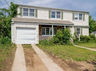 43 Crestwood Blvd, Farmingdale, NY 11735