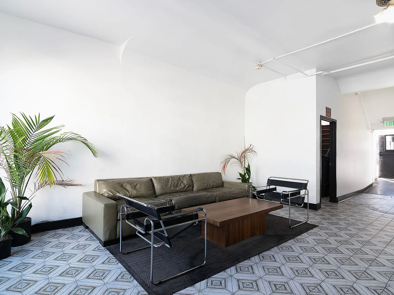 8th Street Studios Near Downtown Los Angeles Move-In Special — Photo 4
