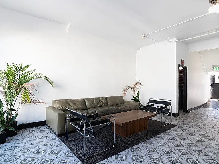 8th Street Studios Near Downtown Los Angeles Move-In Special — Photo 4