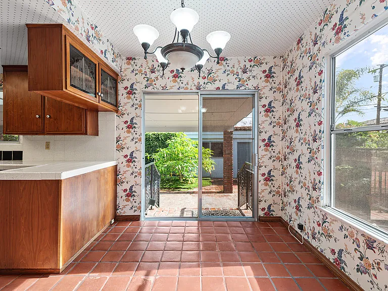 316 S Camden Dr — Photo 3