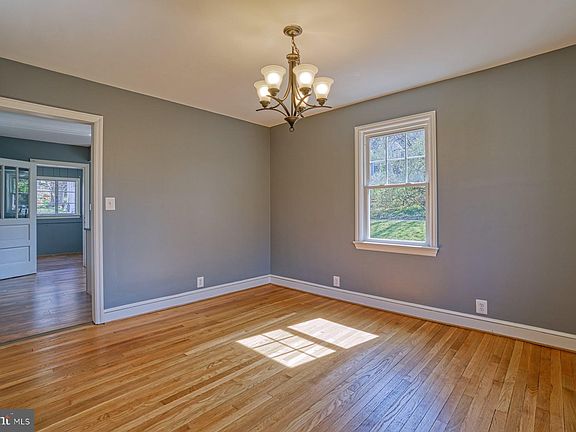 5th image of 140 W Shirley Ave
