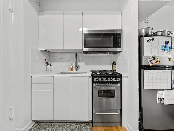 4th image of 50 E 8th St APT 1R
