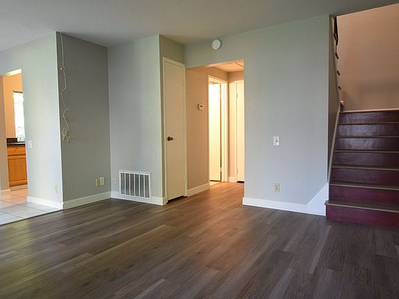 4th image of 699 Balfour Dr
