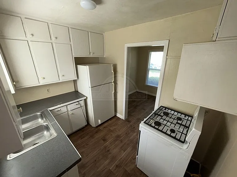 1102 Stewart St — Photo 6