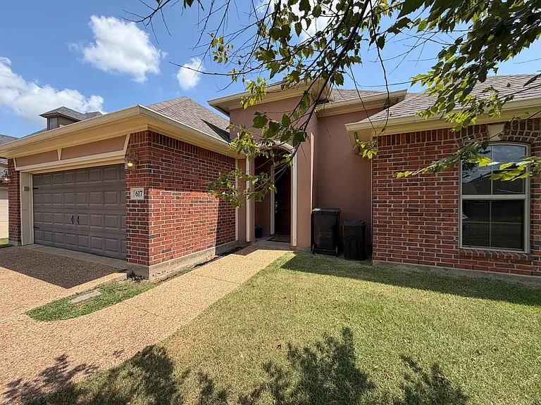 617 Alder Ln — Photo 2