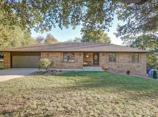 1624 E Arlington Rd, Springfield, MO 65804