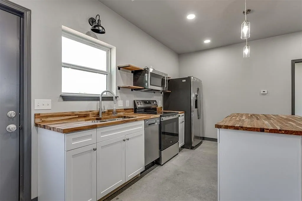 3 bed, 2.5 bath, 1500 sqft, $1,595 — Photo 1
