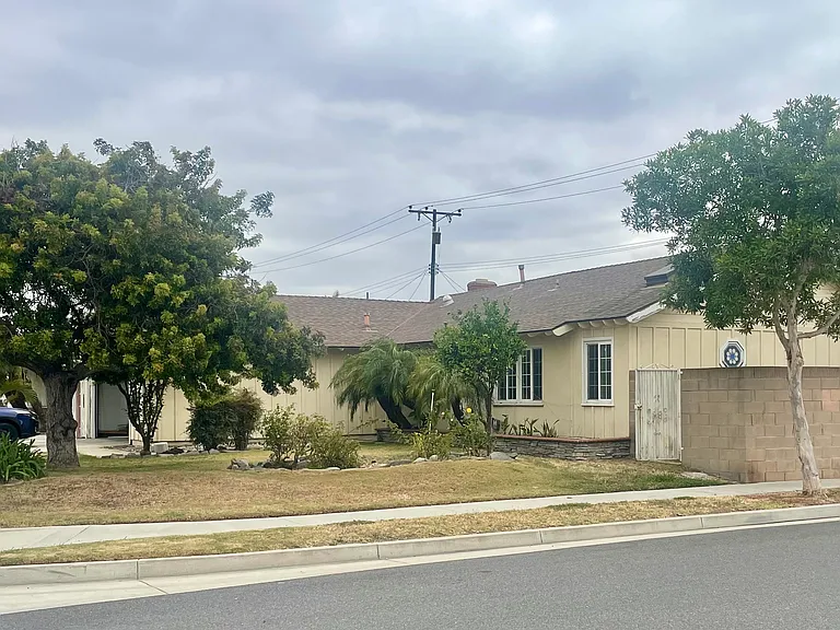 8272 Valencia Dr — Photo 4