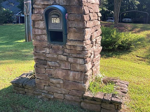 4th image of 121 Lincoln Ln