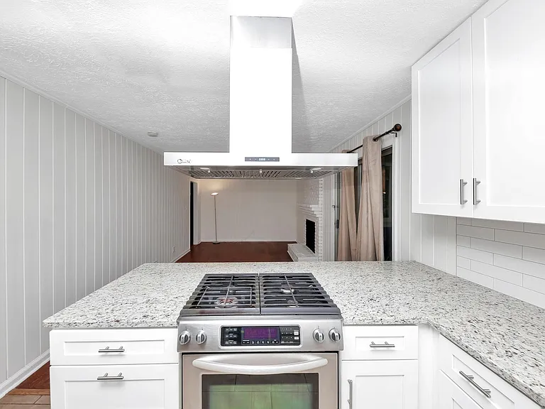 1249 Robert Ln — Photo 11