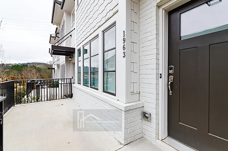 3 bed, 2.5 bath, 1970 sqft, $2,950 — Photo 2