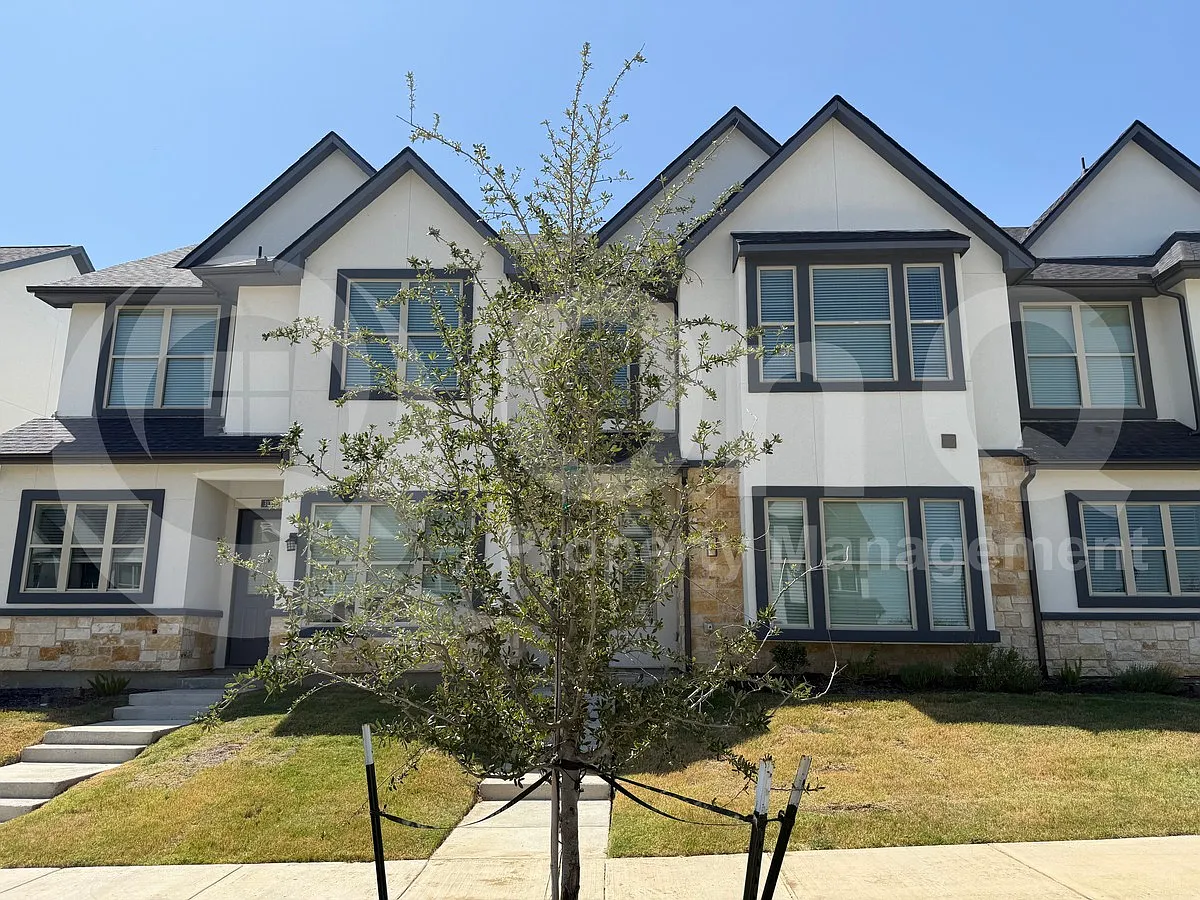 4 bed, 2.5 bath, 2159 sqft, $2,449 — Photo 2