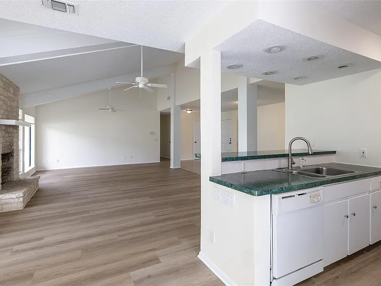 611 Lido St — Photo 12