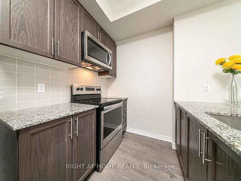 150 Oak Park Blvd #204 — Photo 10