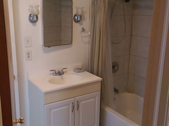 4th image of 410 Nicholson St #1