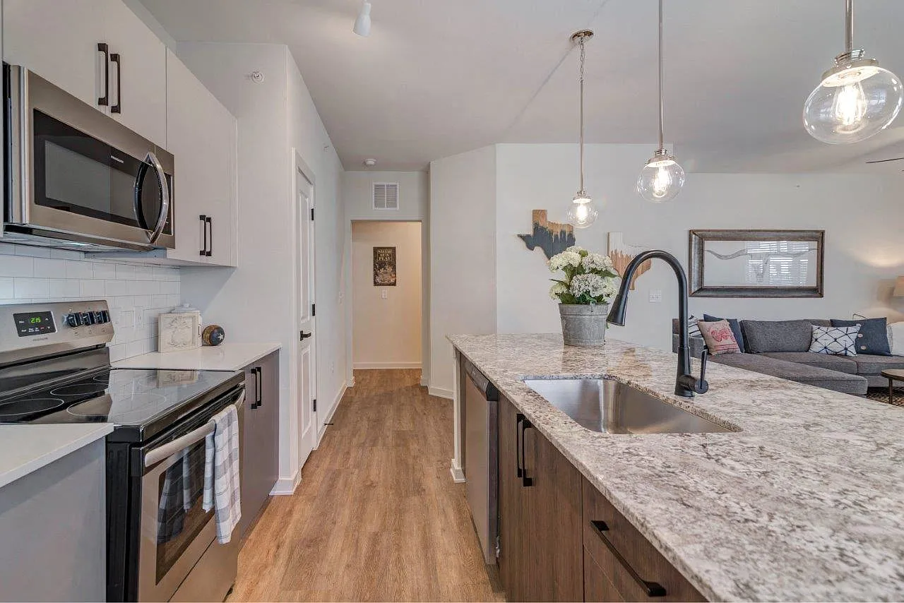 Hermosa Village Apartments — Photo 3