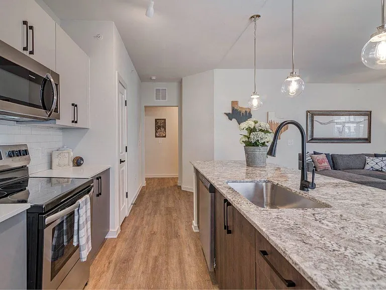 Hermosa Village Apartments — Photo 3