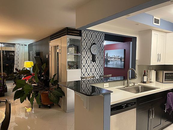 4th image of 720 Collins Ave