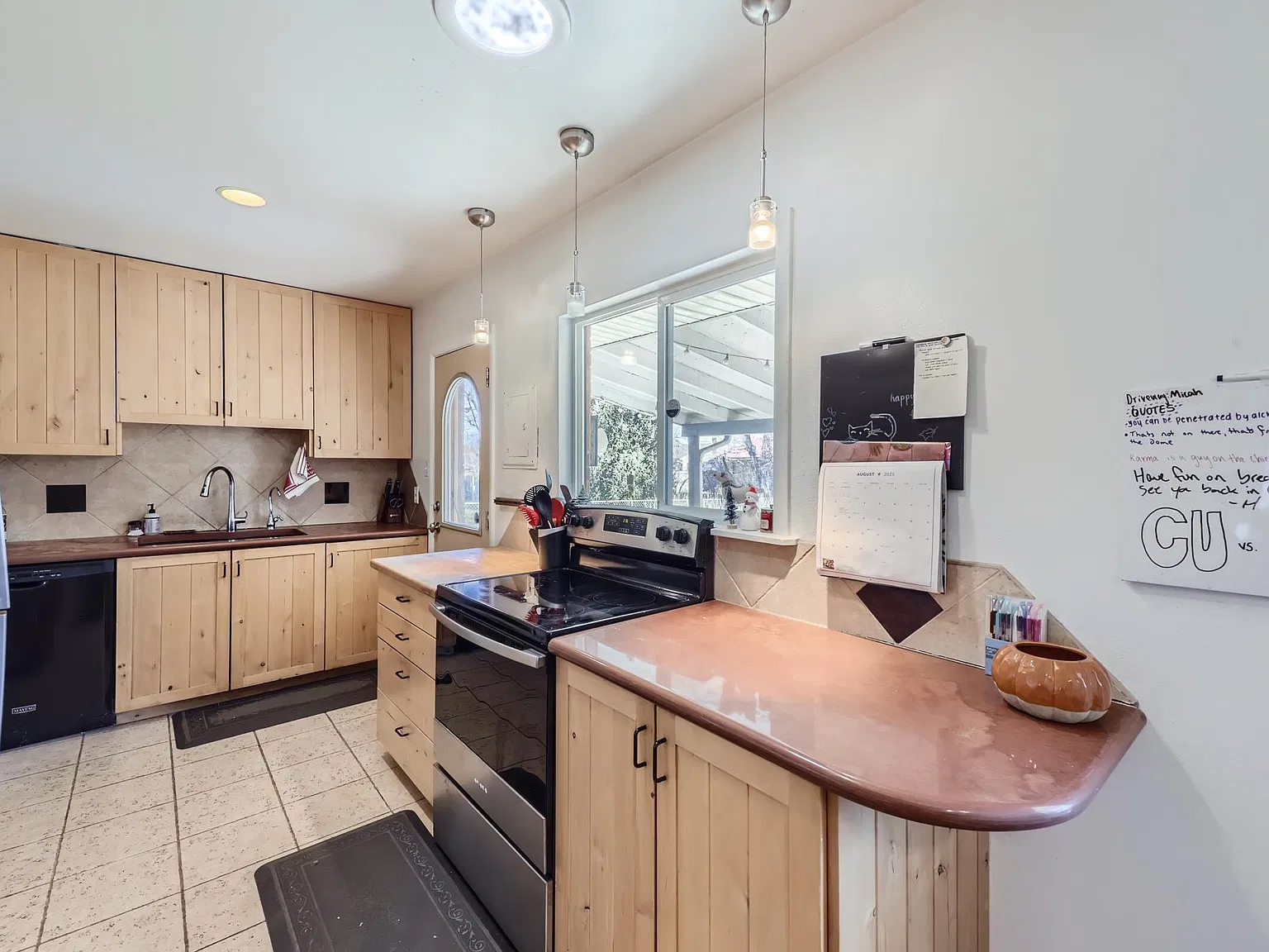 4 bed, 1310 sqft, $4,850 — Photo 2