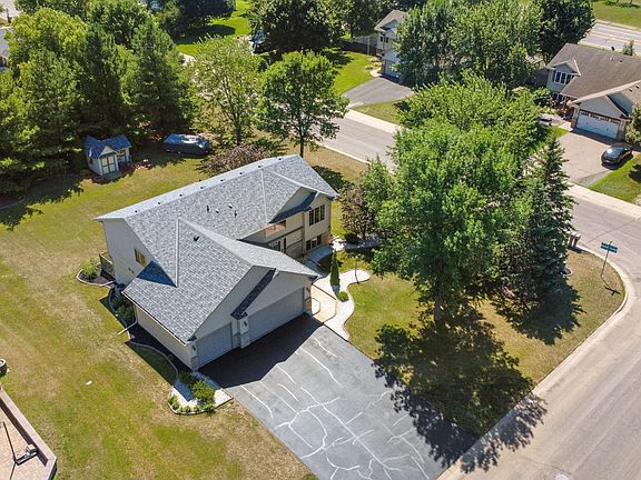 2nd image of 402 12th Ave NW