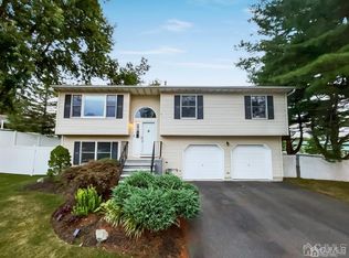 6 Ericson Ave, Helmetta, NJ 08828
