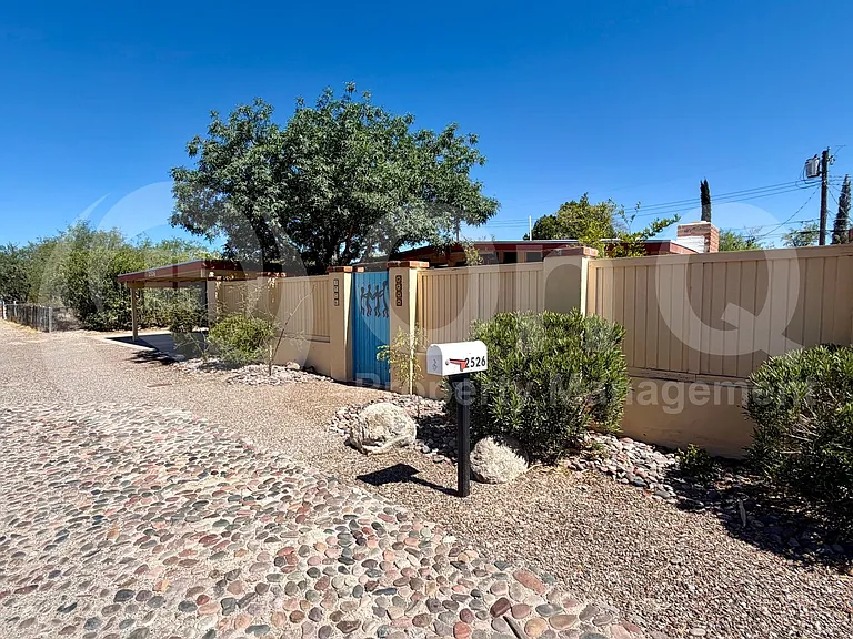 2526 E Allen Rd — Photo 2