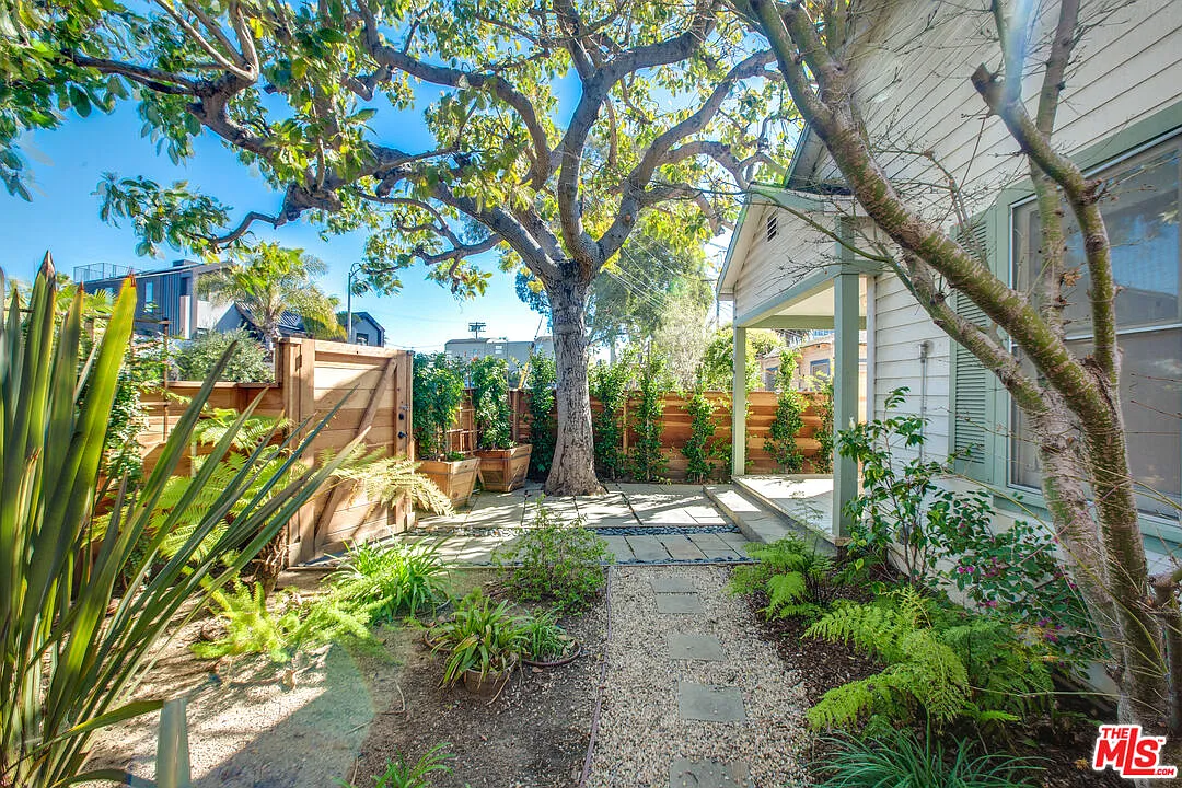 2 bed, 1.0 bath, 822 sqft, $5,695 — Photo 4