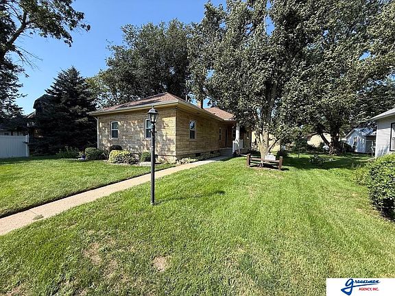 2nd image of 404 Cedar St