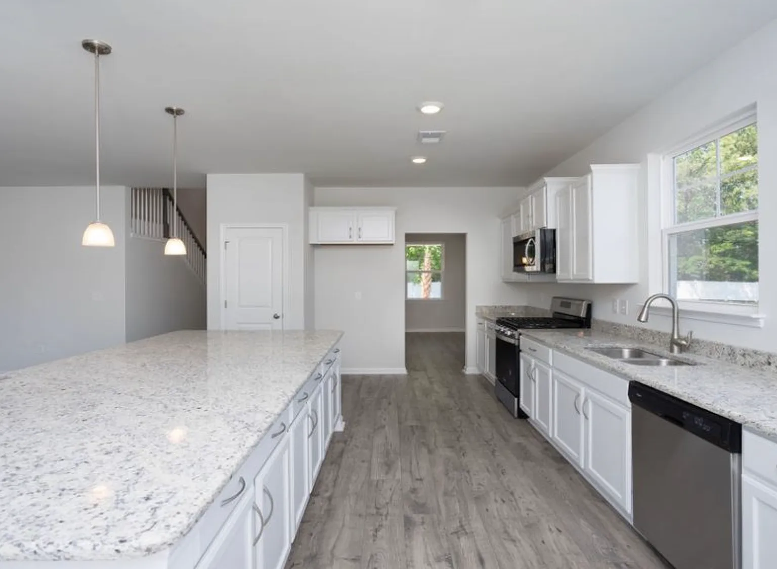 5 bed, 2865 sqft, $2,800 — Photo 2