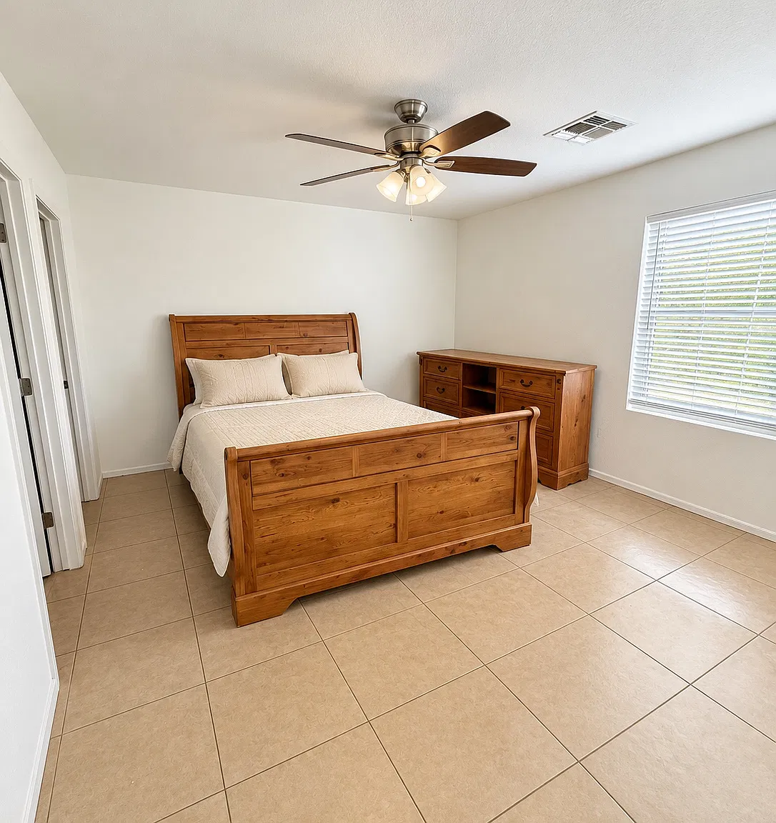 3 bed, 1195 sqft, $1,950 — Photo 1