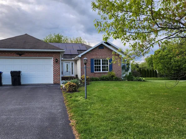 4 Arlington Dr, Carlisle, PA 17015