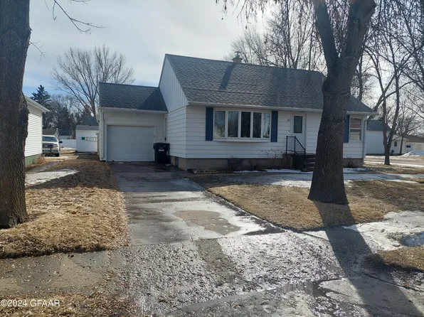 201 Main St E, Cavalier, ND 58220