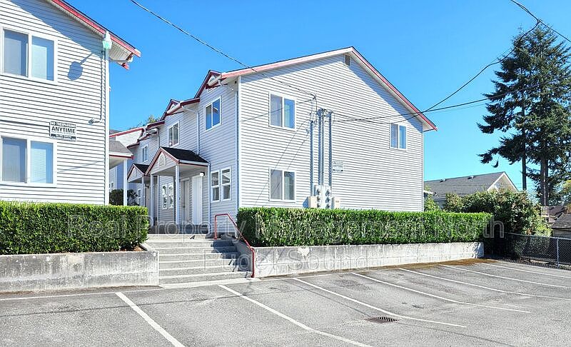 1st image of 3208 Hoyt Ave #1