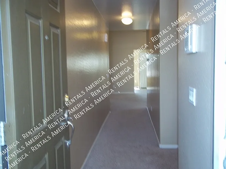 6605 W Desert Ln — Photo 8