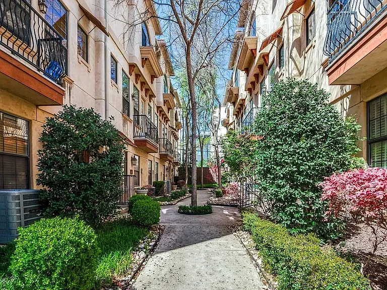 1018 Pavillion St — Photo 1