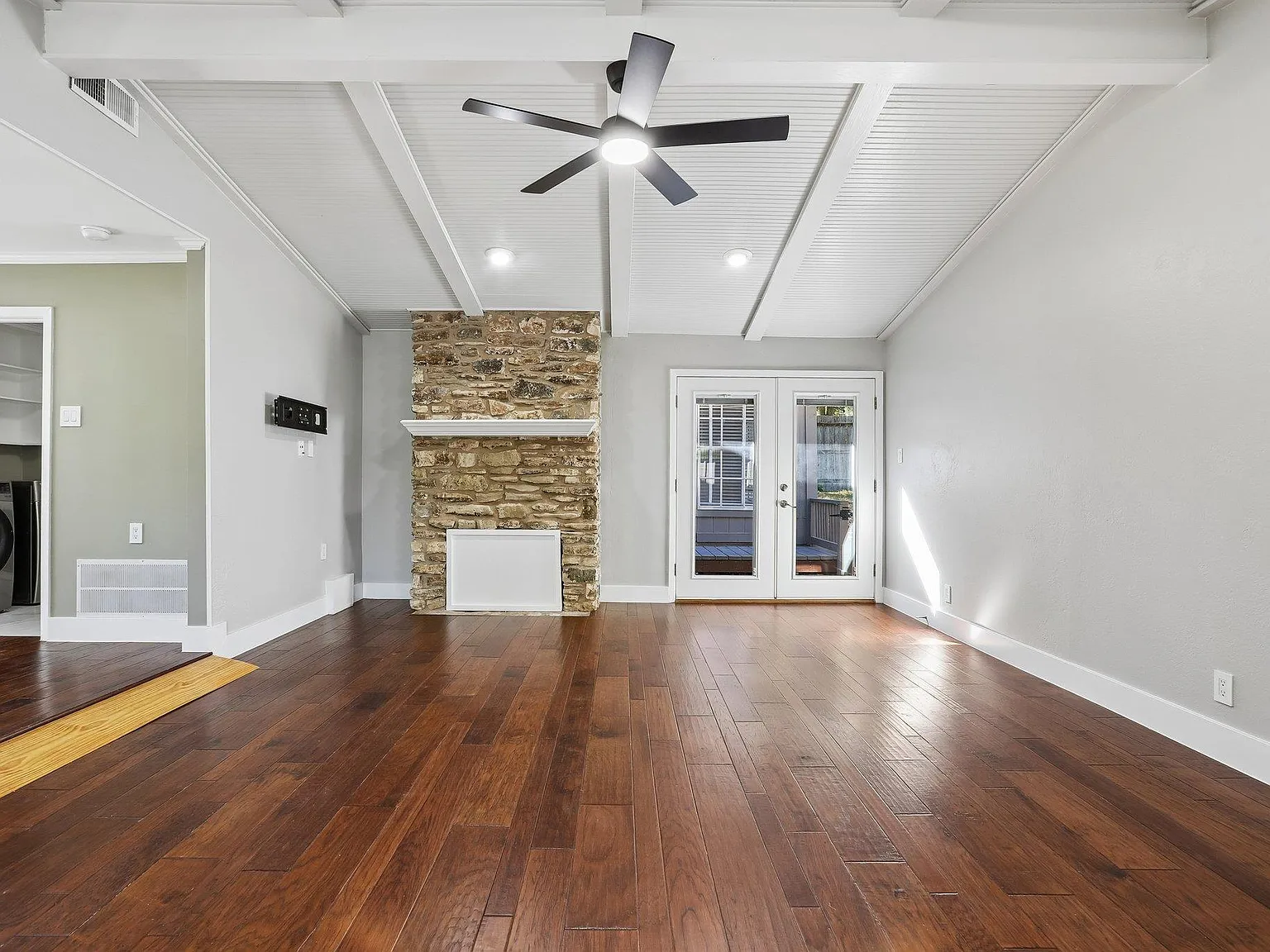 3 bed, 2.0 bath, 1682 sqft, $2,900 — Photo 3