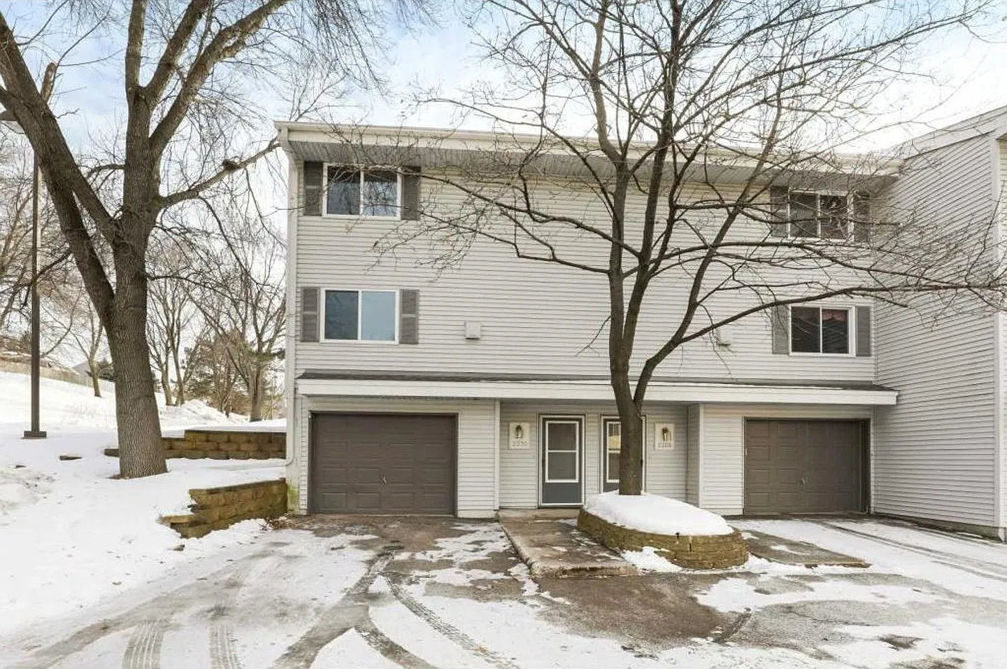 Beautiful 3Bed 2Bath End-Unit Townhome in Maplewood — Photo 1